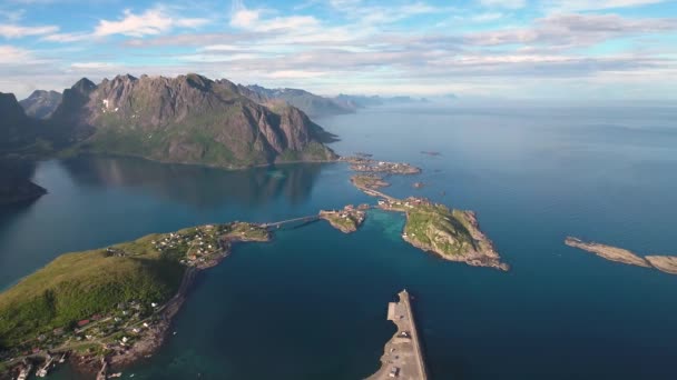 Lofoten is een eilandengroep in de Noorse provincie Nordland. Staat bekend om een onderscheidend landschap met dramatische bergen en pieken, open zee en beschutte baaien, stranden en ongerepte landen. — Stockvideo