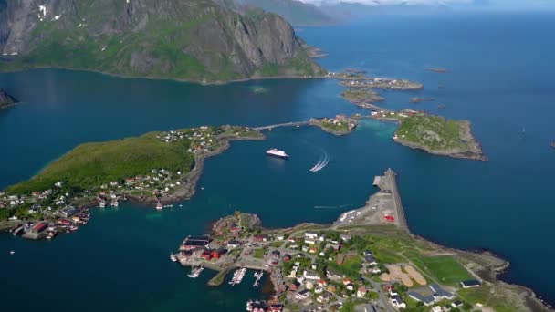 Panorama Wyspy Lofoten w okręgu Nordland, Norwegia. Znany jest z charakterystycznej scenerii z dramatycznych gór i szczytów, otwarte morze i osłonięte zatoki, plaże i nietknięte ziemie. — Wideo stockowe