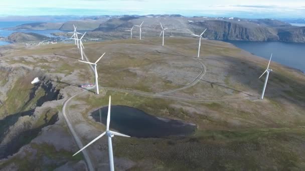 Moinhos de vento para produção de energia elétrica. Arctic View Parque eólico de Havoygavelen, Havoysund, Norte da Noruega Filmagem aérea . — Vídeo de Stock
