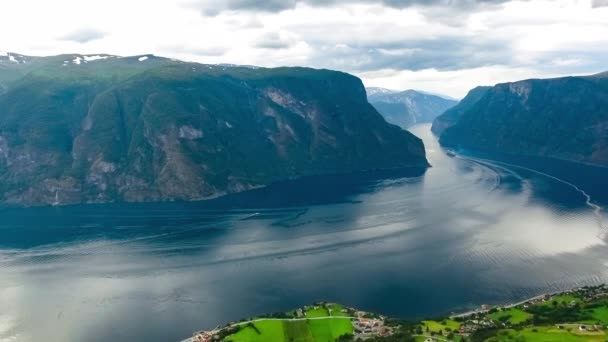 Stegastein Lookout Piękna przyroda Norwegia widok z lotu ptaka. Sognefjord lub Sognefjorden, Norwegia Flam — Wideo stockowe