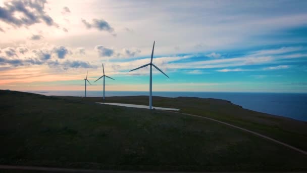 Molinos de viento para producción de energía eléctrica. Vista al Ártico Havoygavelen windmill park, Havoysund, Norte de Noruega Imágenes aéreas . — Vídeo de stock