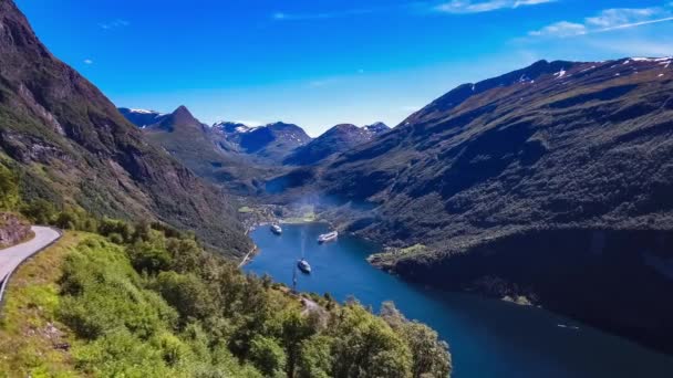 Geiranger Fiyort, Güzel Doğa Norveç Hava Görüntüleri. Storfjorden (Büyük Fiyort) 'un bir kolu olan Sunnylvsfjorden' den 15 km (9.3 mi) uzunluğunda bir daldır.). — Stok video