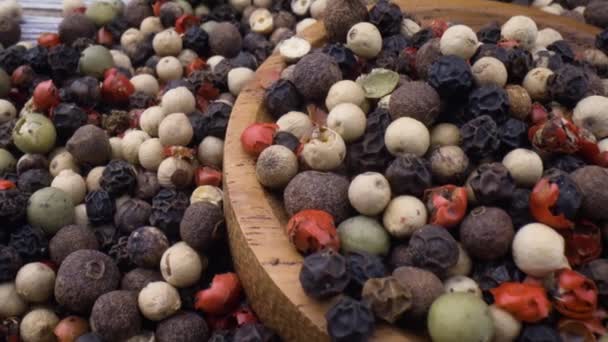 Macro close-up Mixed peppercorns. Mezcla seca granos de pimienta de cerca — Vídeos de Stock