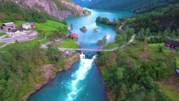 Природный ландшафт Норвегии. Запись с воздуха в озере Ловатнет . — стоковое видео