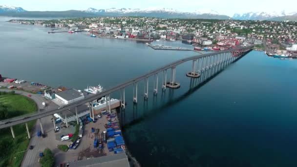 Images aériennes de Bridge of city Tromso, Norvège Photographie aérienne. Tromso est considérée comme la ville la plus septentrionale du monde avec une population supérieure à 50 000 habitants . — Video