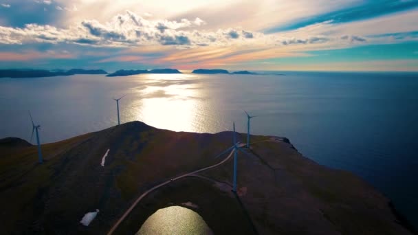 Moinhos de vento para produção de energia elétrica. Arctic View Parque eólico de Havoygavelen, Havoysund, Norte da Noruega Filmagem aérea . — Vídeo de Stock