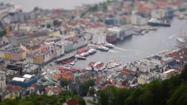 Bergen - miasto i gmina w Norwegii, w regionie Hordaland. Bergen jest drugim co do wielkości miastem w Norwegii. Widok z wysokości lotu ptaka. Soczewka zmiany pochylenia — Wideo stockowe