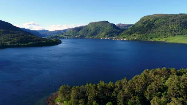 Havadan çekilen görüntüler Güzel Doğa Norveç. Hava FPV İHA uçuşları. — Stok video