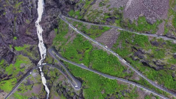 Trollí stezka Trollstigen nebo Trollstigveien vinoucí se horská cesta v Norsku. Letecký záznam — Stock video