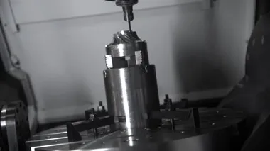 Metal işleten CNC değirmen makinesi. Metal modern işleme teknolojisi kesiliyor.