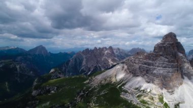 Ulusal Doğa Parkı Tre Cime Dolomites Alplerinde. İtalya 'nın güzel doğası. Gün batımında FPV İHA uçuşları