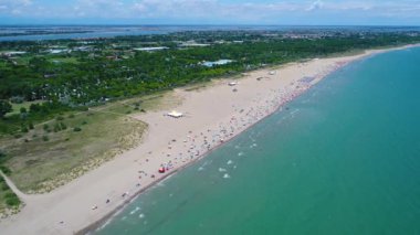 İtalya, Adriyatik Denizi sahili. Venedik yakınlarındaki denizde dinlen. Hava FPV İHA uçuşları.