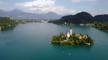 Slovenya - Aerial view tatil beldesi Bled Gölü. FPV insansız hava aracı fotoğrafçılığı. Slovenya Güzel Doğa Şatosu.