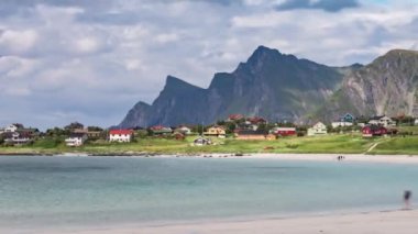 Timelapse Beach Lofoten adaları Norveç 'in Nordland eyaletinde yer alan bir takımadalardır. Dramatik dağları, tepeleri, açık denizi, korunaklı koyları ve plajları olan kendine özgü bir manzarası var.