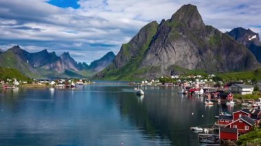 Lofoten bir adalar ilçe Nordland, Norveç içinde olduğunu. Dramatik dağlar ve tepeler, açık deniz ve korunaklı koyları, plajları ve bakir topraklar ile ayırt edici bir sahne için bilinen.