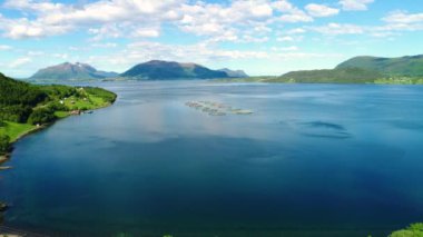 Norveç 'te balıkçılık yapan çiftlik somonu. Hava FPV İHA uçuşları.