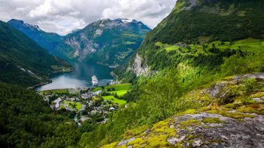 Geiranger fiyort, Norveç. Storfjorden (Büyük Fiyort) 'un bir kolu olan Sunnylvsfjorden' den 15 km (9.3 mi) uzunluğunda bir daldır.).