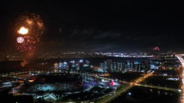 Gece Moskova 'da. Gece şehrinde havai fişek gösterisi.