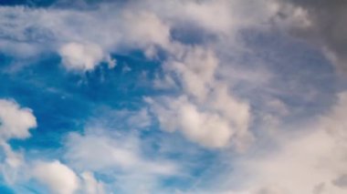 Hareket halindeki güzel bulutlar