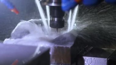 Metal işleten CNC değirmen makinesi. Metal modern işleme teknolojisi kesiliyor.