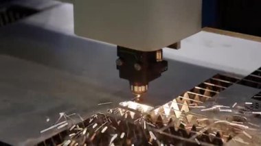 CNC lazer kesimi metal, modern endüstriyel teknoloji. Yavaş çekim 120 fps