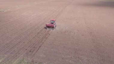 Hasat alanında traktör havası