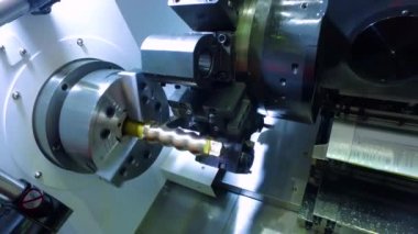 Metal işleten CNC değirmen makinesi. Metal modern işleme teknolojisi kesiliyor.