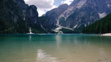 Dolomitlerdeki Lago di Braies Gölü, İtalya Alpleri