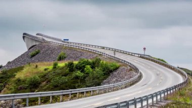 Timelapse Atlantic Ocean Road (Atlantik Yolu) ya da Atlantik Yolu (Atlanterhavsveien) Norveç Yüzyılın İnşaatı olarak ödüllendirilmiştir. Ulusal Turizm Rotası olarak sınıflandırılan yol.