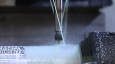 Metal işleten CNC değirmen makinesi. Metal modern işleme teknolojisi kesiliyor.