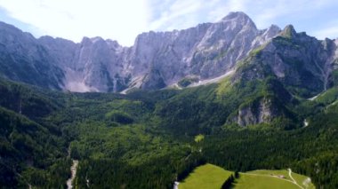 Lago di Fusine Gölü İtalya Alpleri. Hava FPV İHA uçuşları.