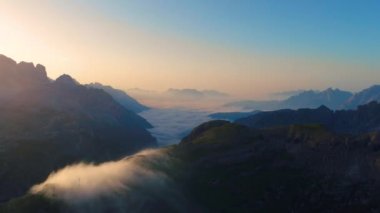 Ulusal Doğa Parkı Tre Cime Dolomites Alplerinde. İtalya 'nın güzel doğası. Gün batımında FPV İHA uçuşları
