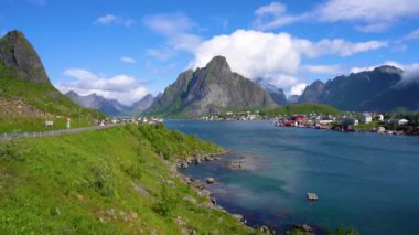 Lofoten bir adalar ilçe Nordland, Norveç içinde olduğunu. Dramatik dağlar ve tepeler, açık deniz ve korunaklı koyları, plajları ve bakir topraklar ile ayırt edici bir sahne için bilinen.
