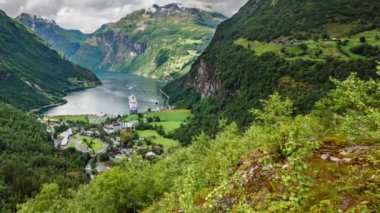 Zaman aşımı, Geiranger fiyortu, Norveç. Storfjorden (Büyük Fiyort) 'un bir kolu olan Sunnylvsfjorden' den 15 km (9.3 mi) uzunluğunda bir daldır.).