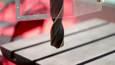 Metal işleten CNC değirmen makinesi. Metal modern işleme teknolojisi kesiliyor.