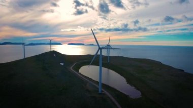 Elektrik üretimi için yel değirmenleri. Kuzey Kutup Bölgesi Havoygavelen yel değirmeni parkı, Havoysund, Kuzey Norveç Hava Görüntüleri.