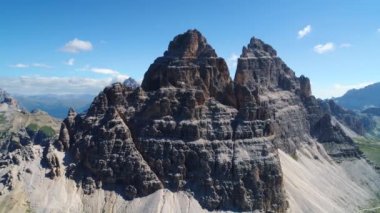 Ulusal Doğa Parkı Tre Cime Dolomites Alplerinde. İtalya 'nın güzel doğası. Gün batımında FPV İHA uçuşları