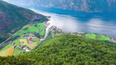 Stegastein Gözcü Güzel Doğa Norveç hava manzarası. Sognefjord veya Sognefjorden, Norveç Flam