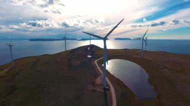 Elektrik üretimi için yel değirmenleri. Kuzey Kutup Bölgesi Havoygavelen yel değirmeni parkı, Havoysund, Kuzey Norveç Hava Görüntüleri.