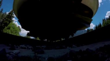 Yolcu treninin hızlı geçişi rayların altında görünüyor. Videoda ses var.