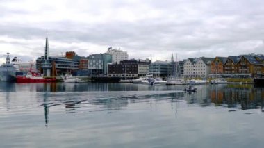 Tromso, Kuzey Norveç 'te bir marina manzarası. Tromso, nüfusu 50.000 'in üzerinde olan dünyanın en kuzeydeki şehri olarak kabul edilir..