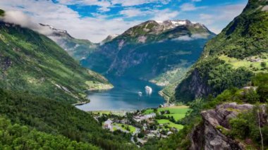 Timelapse, Geiranger fijord, Norveç - 4K ULTRA HD, 4096x2304. Storfjorden (Büyük Fiyort) 'un bir kolu olan Sunnylvsfjorden' den 15 km (9.3 mi) uzunluğunda bir daldır.).