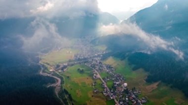 Sappada İtalya, Dolomites Alpleri 'nin kuzeydoğu köşesi. Hava FPV İHA uçuşları.