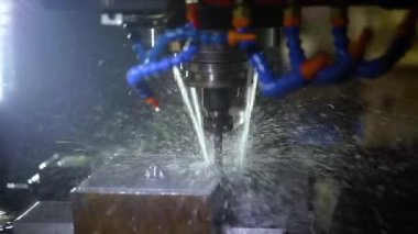Metal işleten CNC değirmen makinesi. Metal modern işleme teknolojisi kesiliyor. Yavaş çekim 120 fps