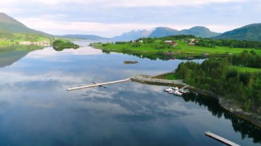 Havadan çekilen görüntüler Güzel Doğa Norveç. Hava FPV İHA uçuşları.
