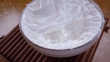 Karıştırıcı kullanarak çırpılmış yumurta ve şeker. Döndürme izleyici çekimi ile yavaş çekim.