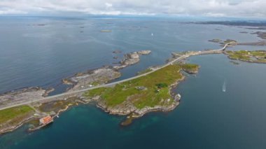 Atlantik Okyanusu Yolu veya Atlantik Yolu (Atlanterhavsveien) Norveç Yüzyılın İnşaatı olarak ödüllendirilmiştir 