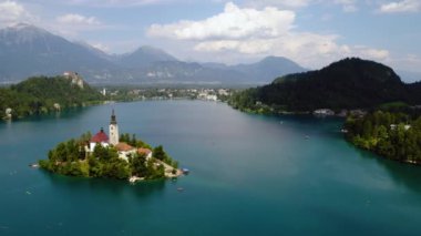 Slovenya - Aerial view tatil beldesi Bled Gölü. FPV insansız hava aracı. Slovenya Güzel Doğa Şatosu.