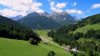 Alplerdeki güzel manzaranın manzarası, İtalya 'nın güzel doğası. Hava FPV İHA uçuşları.