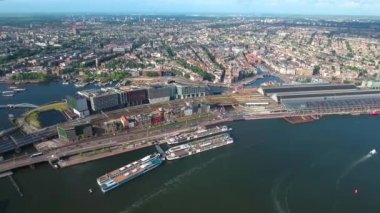 Amsterdam, Hollanda üzerindeki şehir hava manzarası. Kuşun uçuşundan görüntü